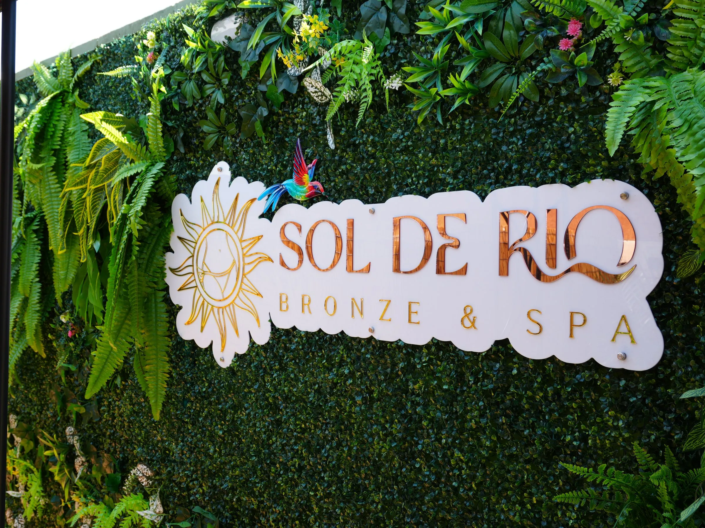 Letrero de Sol de Río